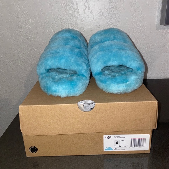 Baby blue UGG slippers sz 6W - Picture 1 of 2
